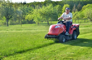Tractoras tuns iarba Vari RL 84 HYDRO, motor 14CP Benzina Loncin - Img 1