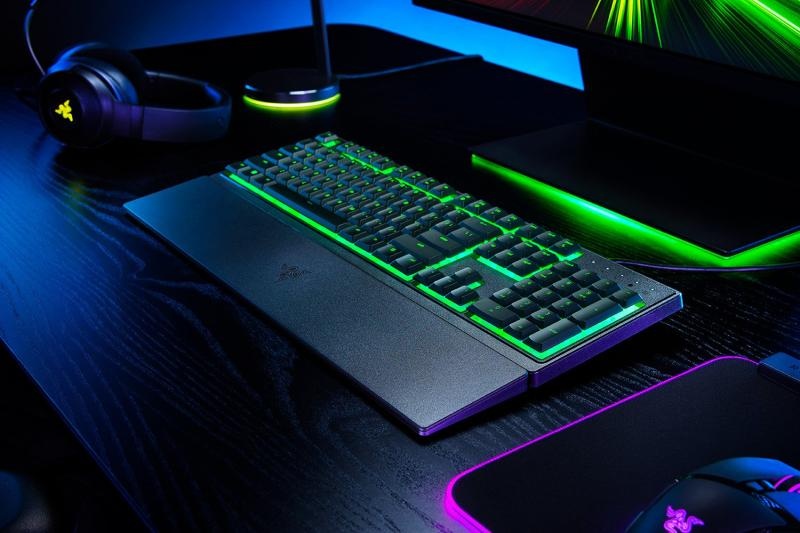 Tastatura Razer Ornata V3 X - Low Profile Gaming Keyboard - US Layout TECH SPECS SWITCH TYPE Razer™ Membrane Switch APPROXIMATE SIZES Full Size LIGHTING Single Zone Razer Chroma™ RGB Lighting WRIST REST Yes ONBOARD MEMORY None MEDIA KEYS None - 3 | YEO