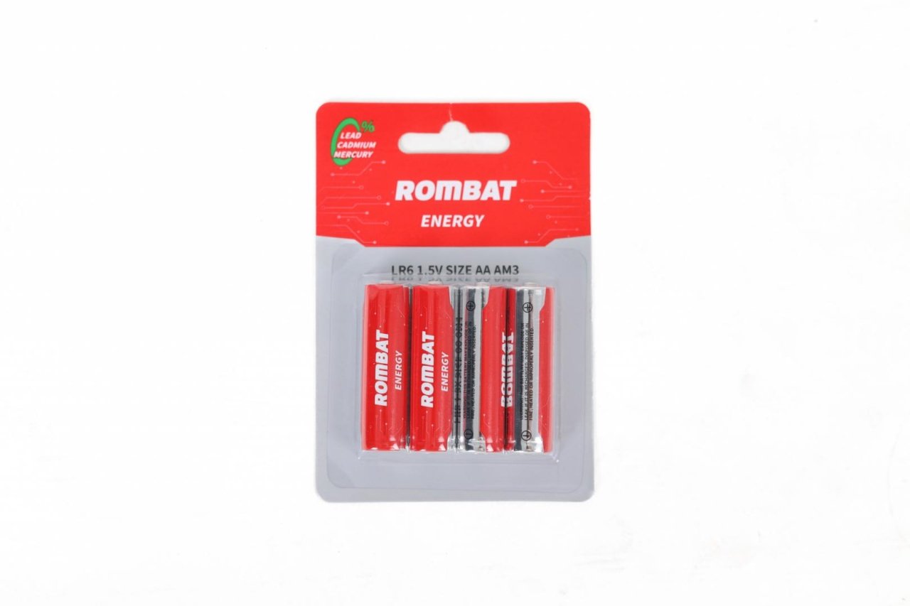 Bateriile alcaline Rombat se comercializează la cutie colectiva de 12 blistere a câte 4 bucăți. ➢ Tensiune nominală: 1,5V ➢ Temperatură de operare: -30~50ºC ➢ Capacitate nominală: 2220 mAh (43Ω 4h/zi 0,9 V) ➢ Durata de viaţă la raft (depozitare fără