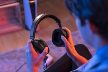 Trust casti cu micrf. GXT 498 Forta PS5 Control Remote control on earcap Controls on earcap yes Controls microphone mute, volume control LED indicators no Connection type wired Bluetooth no Cables included3.5mm audio cable Connector type 3.5mm - Img 10