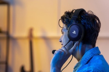 Trust casti cu micrf. GXT 498 Forta PS5 Control Remote control on earcap Controls on earcap yes Controls microphone mute, volume control LED indicators no Connection type wired Bluetooth no Cables included3.5mm audio cable Connector type 3.5mm - Img 11