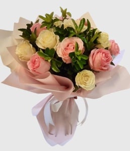 Buchet cu trandafiri roz si alb