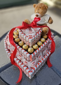 Kinder torta od slatkiša srce na tri sprata - Img 3