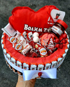 Novogodišnja torta od slatkiša - Crveni mix