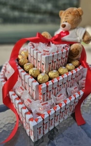 Kinder torta od slatkiša srce na tri sprata