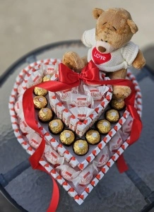 Kinder torta od slatkiša srce na tri sprata - Img 2