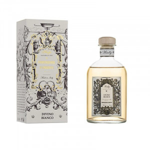 Sticlă artizanală a parfumului DIVINO BIANCO - 90° Anniversary, un omagiu olfactiv toscan, imbuteliat cu grijă și rafinament. Eleganța esențială a acestui parfum captivant, întruchipată în sticla prețioasă, exprimă cu subtilitate aroma sofisticată a Tosca