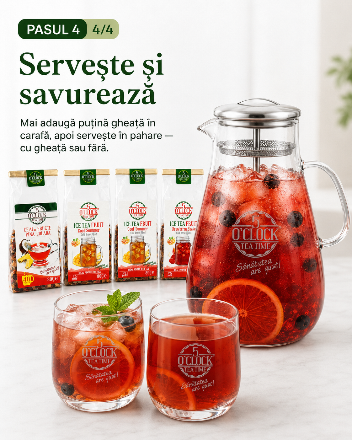 Servire ice tea din carafă în pahare cu gheață și fructe.