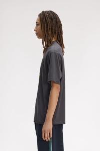 FRED PERRY M2476 297 ABCTRACT MAJICA AGRE