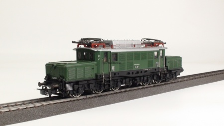 Märklin 3022 E-lok BR 194 ('Kleine krokodil') groen DB gebruikt