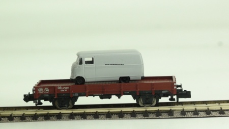 Minitrix 15041-40 Lage bakwagen DB met grijs Mercedes busje