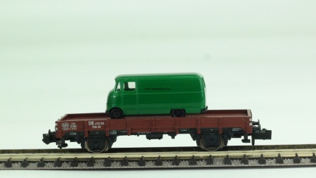 Minitrix 15041-38 Lage bakwagen DB met groen Mercedes busje