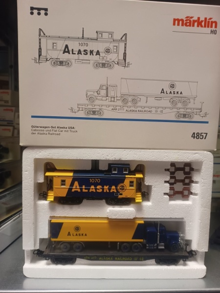 Märklin 4857 Alaska Railroad caboose en flatcar met vrachtwagen