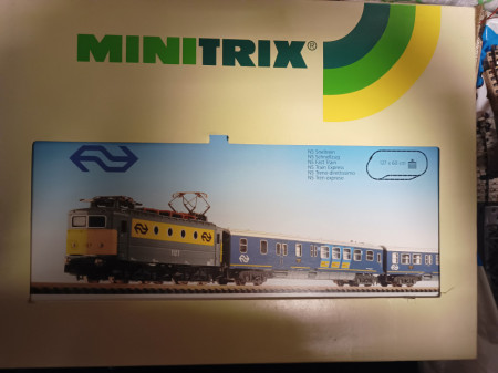 Minitrix Nederlandse startset met 1100 grijs/geel 3x plan E ovaal met 2 swissels trafo