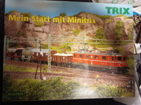 Minitrix 11454 Zwitserse startset met E-lok, 4 goederenwagens, ovaal met twee , trafo