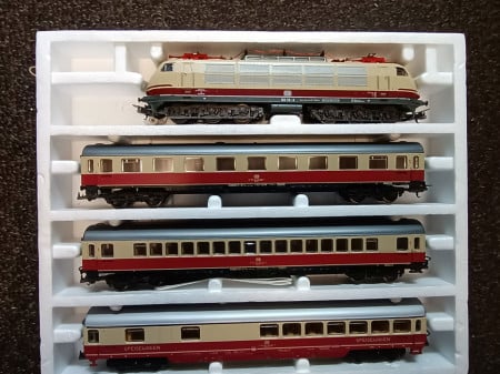 LIMA 149943 E-lok BR104 met drie ICE rijtuigen