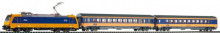 PIKO 97947 DIGITALE startset , NS TRAXX lok, twee personenwagens, railovaal MET bedding, trafo, Smart Conrol en draadloze afstabdsbediening