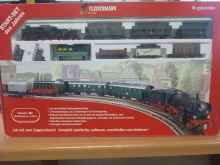 Fleischmann 939802 startset DR stoomlok met tender, 3 goederen en 3 personenwagens, trafo en regelaar, railovaal met overhaalspoor