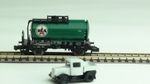 Minitrix 15124 DEA ketelwagen met UNIMOG vrachtwagen