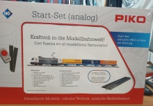 PIKO 96900 Analoge startset: TRAXX RENFE E-lok, drie containerwagens, railovaal MET bedding, trafo en regelapparaat