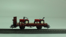 Märklin 46978 Bak met remmershuis beladen met twee Porsche tractoren