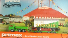 PRI 4584 Sarrasabi wagen op truck met aanhanger