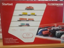 Fleischmann 931201 startset V60 met drie containerwagens trafo regelapparaat railovaal met overhaalspoor