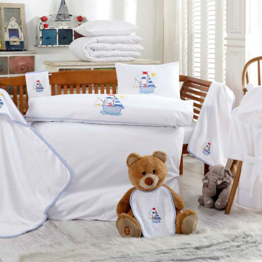 Set cadou nou nascut bebelus, 10 piese, brodat cu desen Ursuletul Marinar