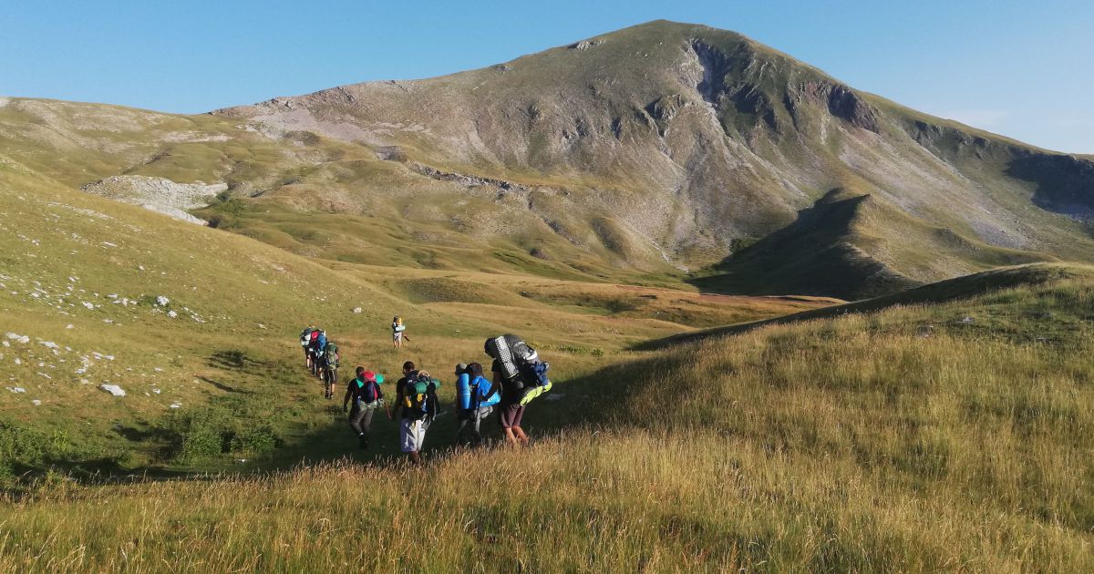 Efectele benefice ale drumețiilor montane asupra sănătății fizice și mentale