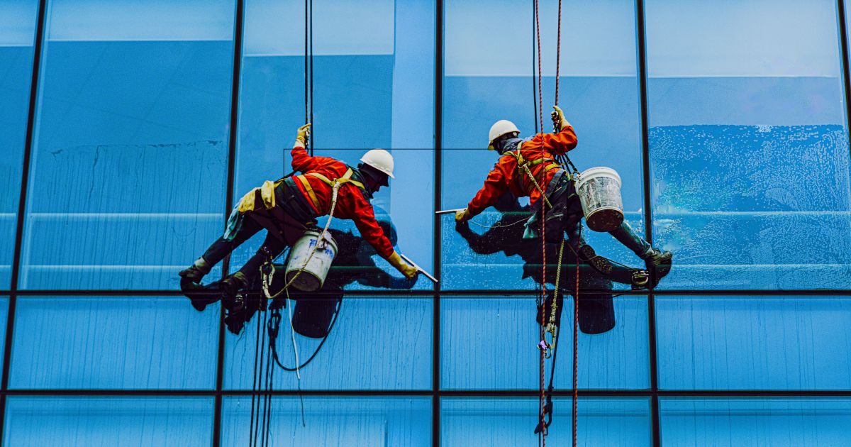Echipament alpinism utilitar obligatoriu. Ghidul profesioniștilor care lucrează la înălțime