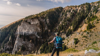 11 trasee montane ușoare pentru începători. Drumeții accesibile pe potecile din România
