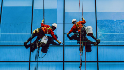 Echipament alpinism utilitar obligatoriu. Ghidul profesioniștilor care lucrează la înălțime