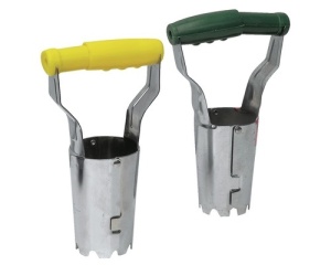 Dispozitiv manual pentru plantat rasaduri si bulbi