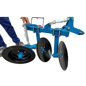 Disc ajustabil pentru tractor, prevazut cu maner pentru reglarea unghiului
