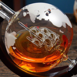 detaliu glob pamantesc decantor cu corabie