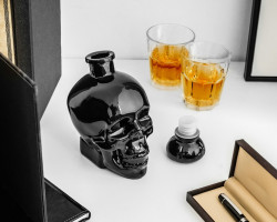 Decantor bauturi Craniu pe masa cu 2 pahare de whiskey