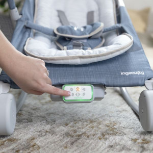 KIDS II INGENUITY LEZALJKA HAPPY BELLY™ CHAMBRAY 0-6M ( MASAZNO SEDISTE) - Img 3