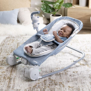 KIDS II INGENUITY LEZALJKA HAPPY BELLY™ CHAMBRAY 0-6M ( MASAZNO SEDISTE) - Img 4