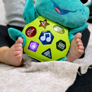 KIDS II PLISANA MUZICKA IGRACKA BABY NEPTUNE CUDDLY COMPOSER™6-24M - Img 4