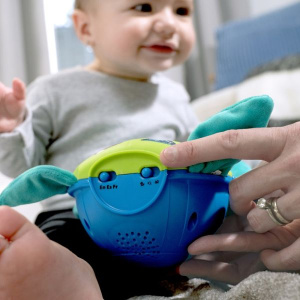 KIDS II PLISANA MUZICKA IGRACKA BABY NEPTUNE CUDDLY COMPOSER™6-24M - Img 6