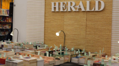 Munca din spatele cortinei: interviu cu redactorii Herald