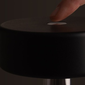 Lampa portabila cu baterii cu baza in forma de vaza AI design auriu/ transparent 231100 universul-luminii.ro