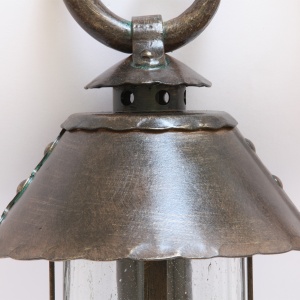 Stalp piedestral iluminat exterior design medieval cu felinar rotund si acoperis nituit, din fier forjat, inaltime 60cm, AL 6535 64010 universul-luminii.ro