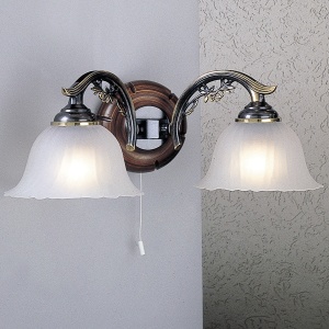 Aplica de perete cu 2 brate design italian din alama cu lemn 2700 102261 universul-luminii.ro
