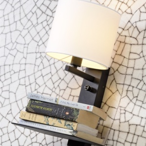 Aplica cu raft, mufa USB si abajur textil negru Florence 192872 universul-luminii.ro