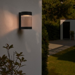 Aplica solara cu senzor de miscare, protectie IP44, Coupar negru 243963 universul-luminii.ro