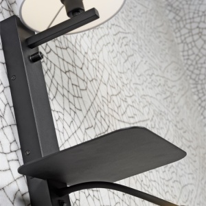 Aplica cu raft, reader LED, mufa USB si abajur textil negru Florence 192814 universul-luminii.ro