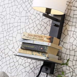 Aplica cu raft, reader LED, mufa USB si abajur textil negru Florence 88394 universul-luminii.ro