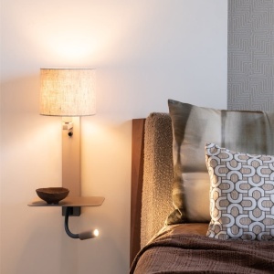 Aplica cu raft si reader LED, port USB si abajur textil in deschis Florence 248856 universul-luminii.ro