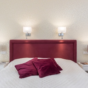 Aplica de perete cu reader LED design elegant HILARY crom/alb 104106 universul-luminii.ro
